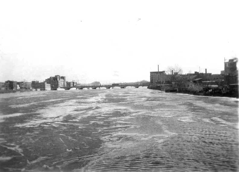 Cedar River from north bridge, Waterloo, Spring 1933.