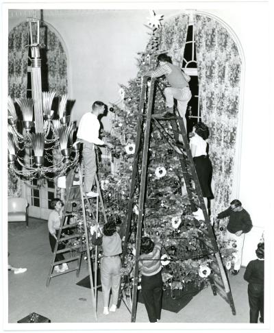 Students decorating a Christmas tree in the Georgian Lounge
