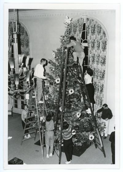 Students decorating a tree in the Georgian Lounge