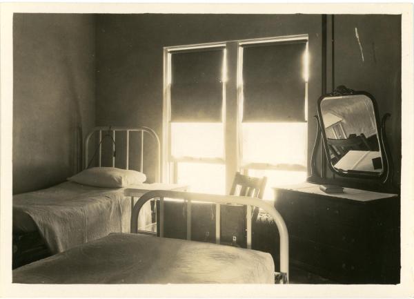Photograph of 2 patient room in the Student Health Center