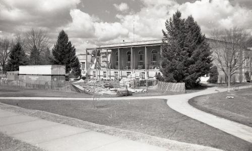 Construction enclosing the south terrace of the Commons