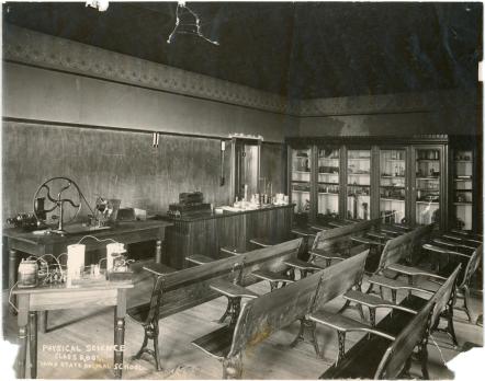 Photograph of Physical Science classroom in the Iowa State Normal School