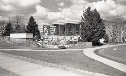 Construction enclosing the south terrace of the Commons