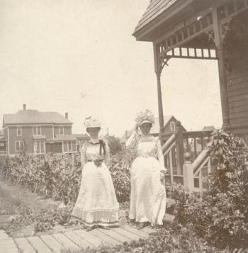 Lulu Brown and Grace Kroesen, about 1903.